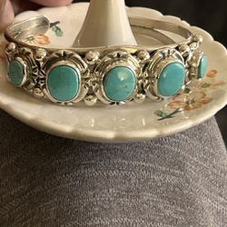 Vintage  American Indians Sterling Silver With Beauty Natural Turquoises , Size Is Shown In Pictures 