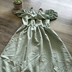 Girls ruffled light green dress