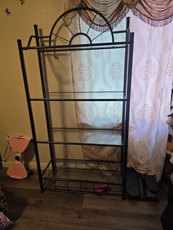 Mueble de metal y vidrio