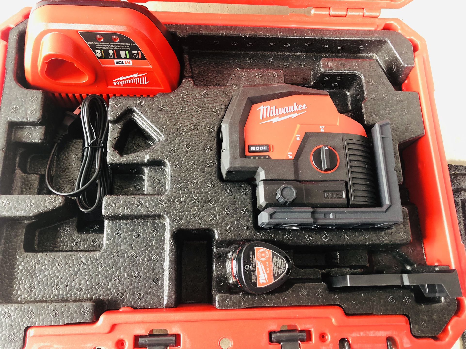 Milwaukee M12 12-Volt Lithium-Ion Cordless Green 125 ft. Cross Line and Plumb Points Laser Level Kit with 3.0 Ah Battery