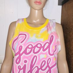 Beautiful women’s tops shirt size (L) only $10