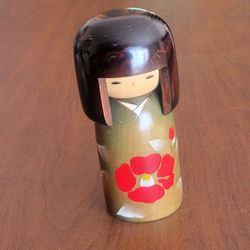 Vintage Usaburo Japanese Kokeshi Wooden Doll 6" Girl Tusbaki Camellia 
Kimono. Pre-owned, very good shape, display item. Please see photos for 
detail