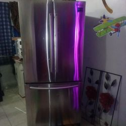 Samsung Fridge Bottom Freezer ( DOSE NOT WORK)