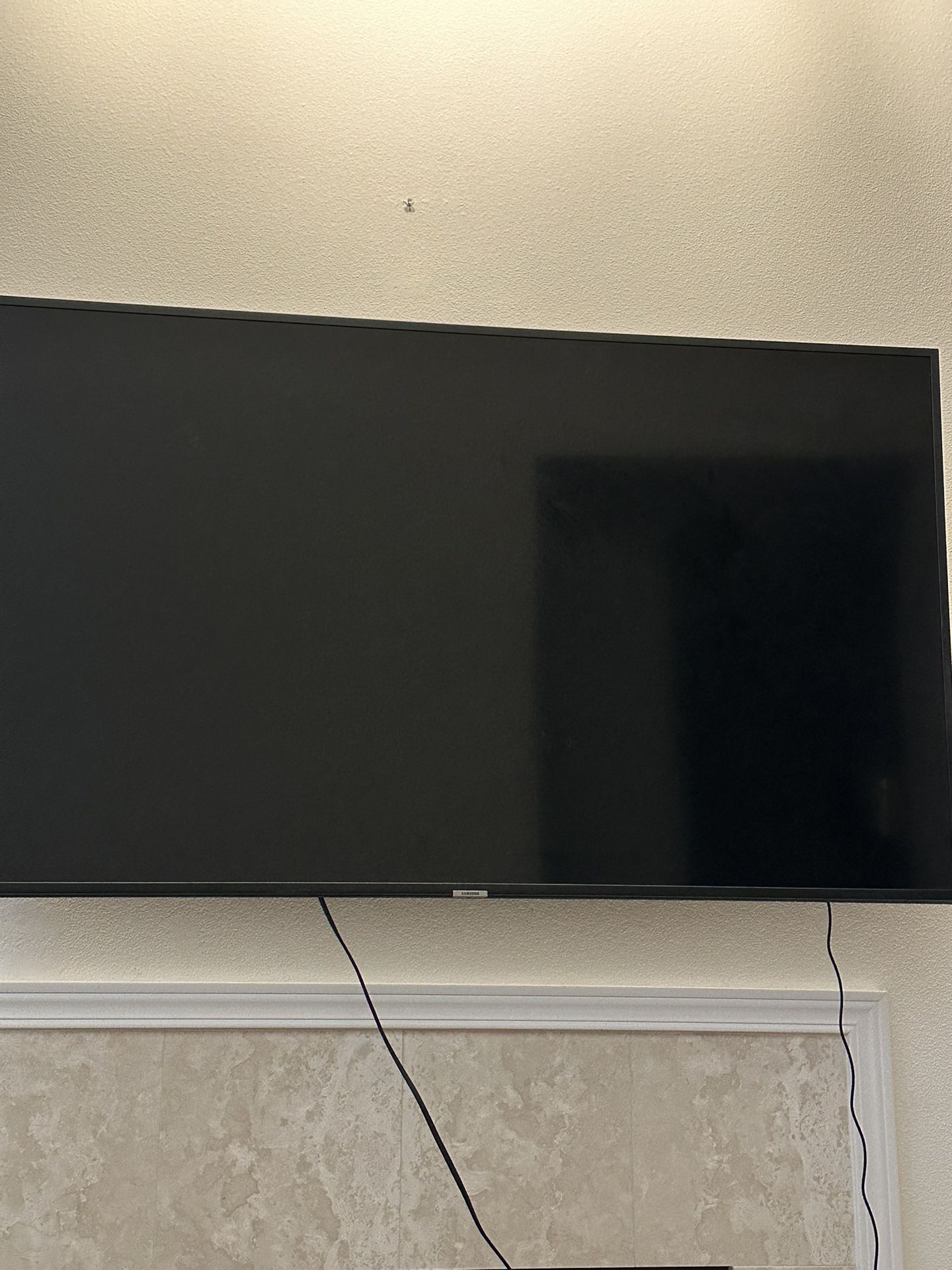 Samsung Tv 55’ With Wall Mount Bracket. 