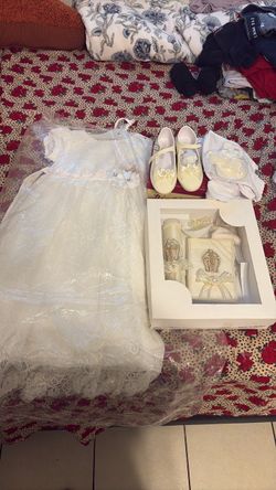 Un conjunto de vestido de bautizo