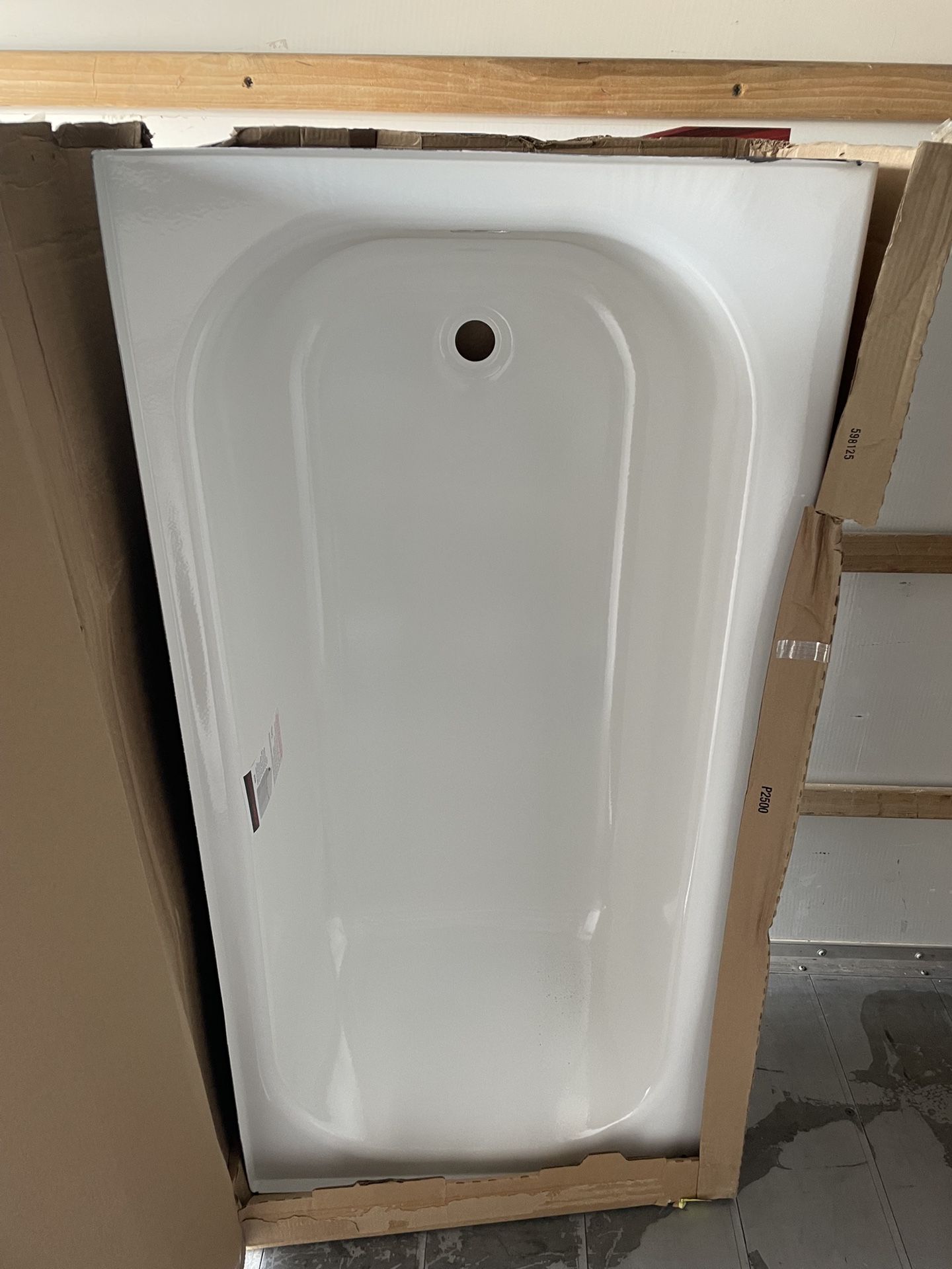 Bootz Industries Aloha 60 in. x 30 in. Alcove Soaking Bathtub with Right Drain in White 