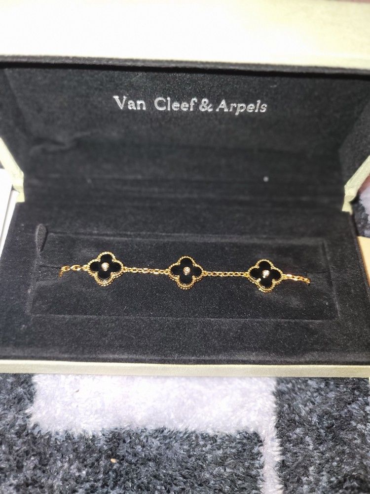 Van Cleef Yellow Gold Black Onyx 5 Motifs Vintage Alhambra BraceletYellow Gold Black Onyx 5 Motifs Vintage Alhambra Bracelet