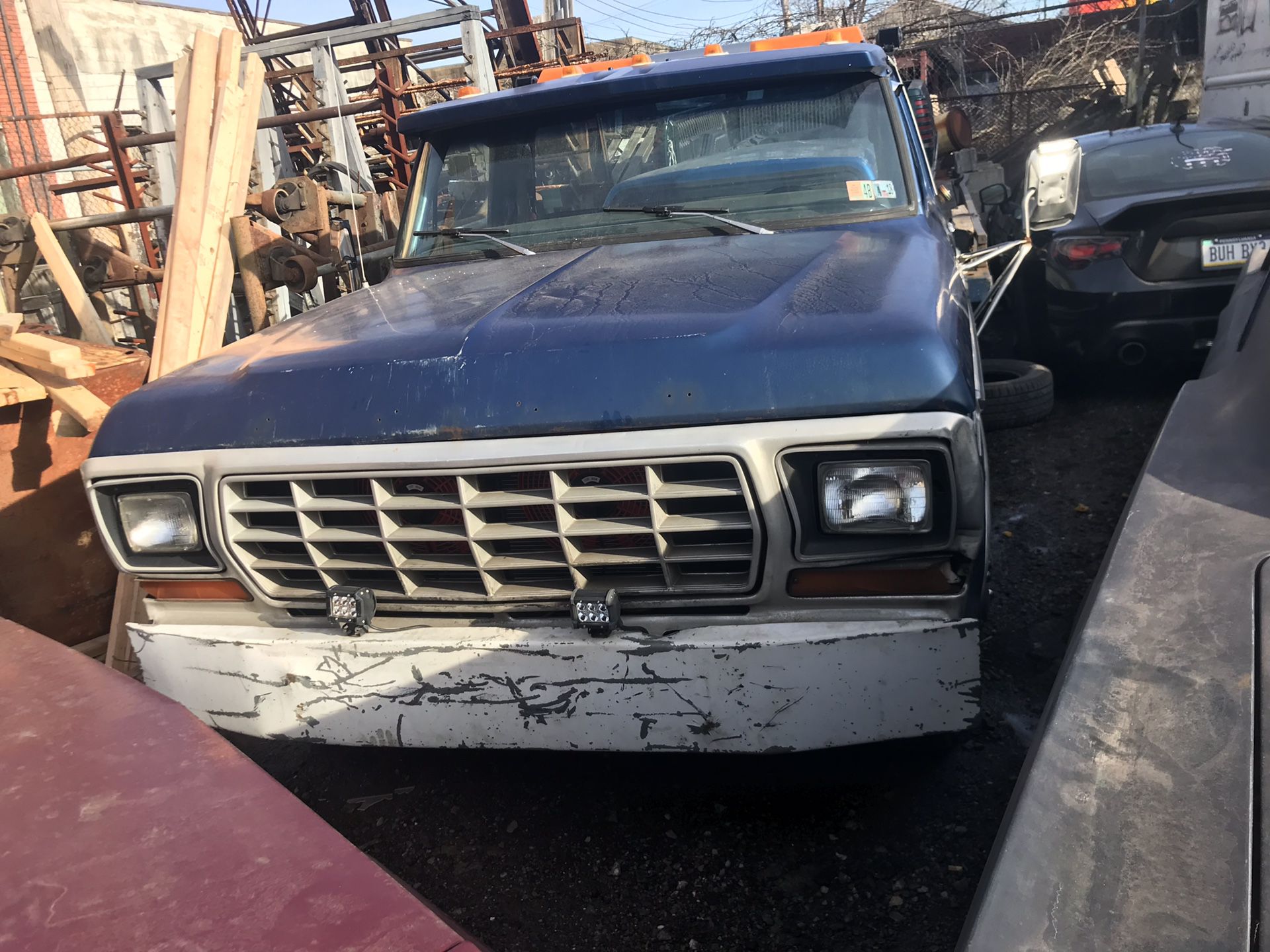 71 ford f 350. Flat bed tow truck. Can take heavy loads. Good. Strong truck