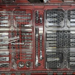 Milwaukee 106pc 1/4" and 3/8" Metric & SAE Ratchet and Socket Set with PACKOUT™ Low-Profile Organizer