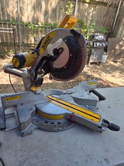 🎈area jersey village 77O41 🎈dewalt dws780 used good condition $250 firme pick up only