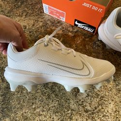 Women’s Nike size 7  molded softball cleats