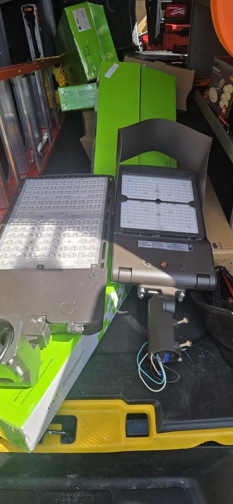 LED pole heads with slip fit bracket