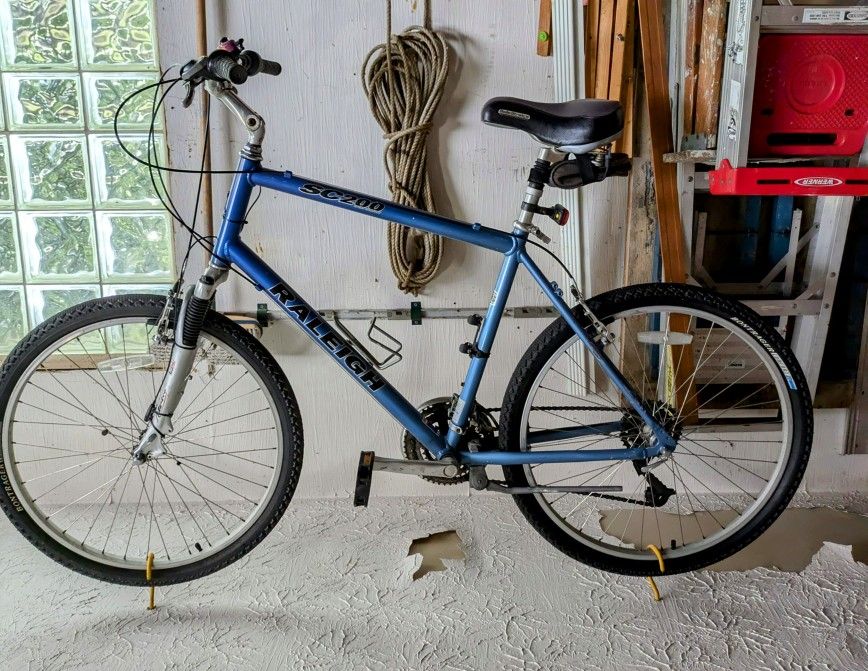 Two 26" Raleigh SC 200 3-speed rapid rise 8 gear bike bicycles and 2 ๐CE brand bike helmets