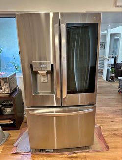 LG Stainless Steel Refrigerator with InstaView Door-in-Door and Dual Ice Makers