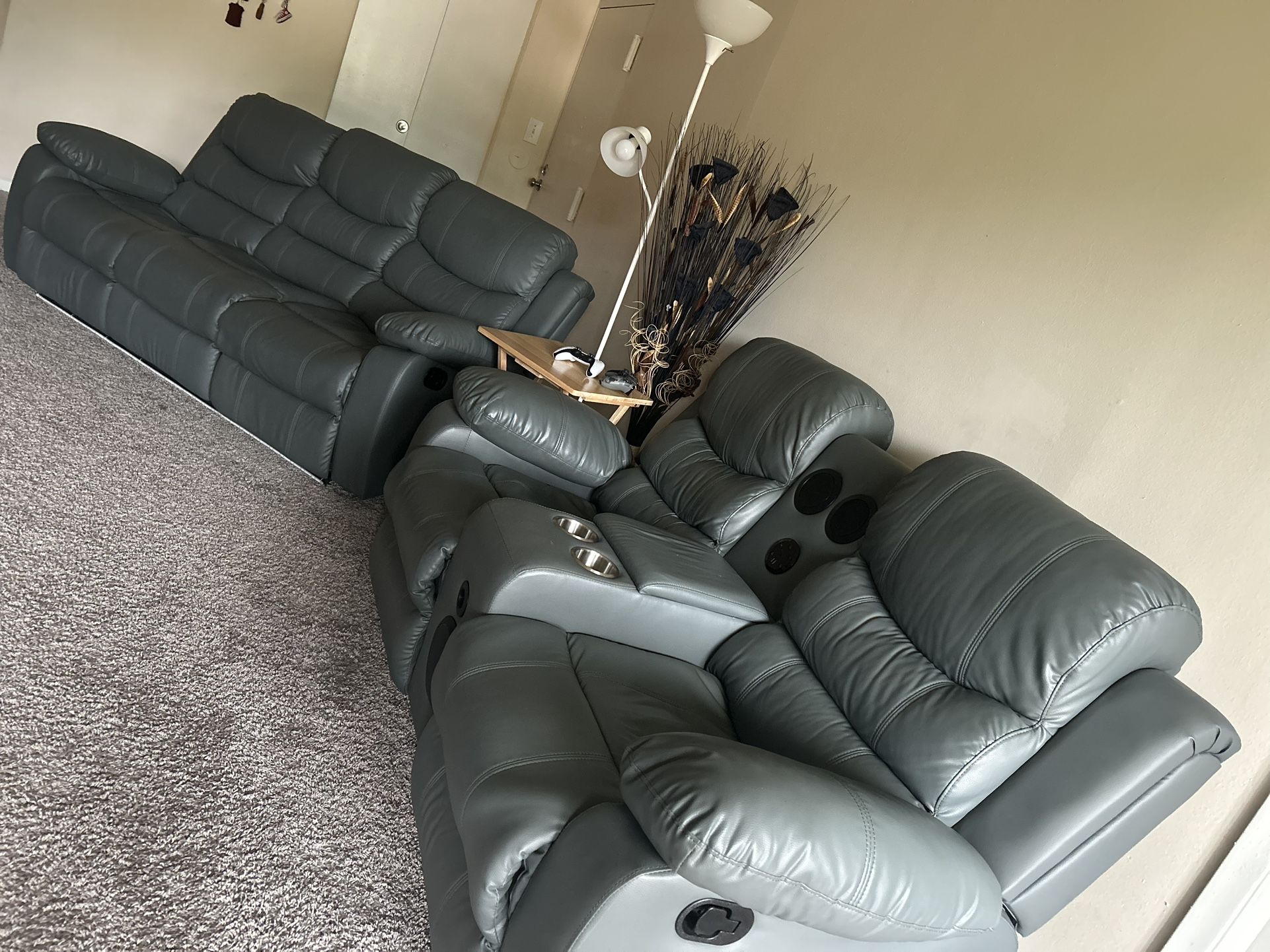I am selling a beautiful sofa set