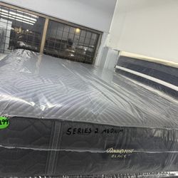 QUEEN SIZE SIMMONS BEAUTYREST BLACK SERIES 2 (MEDIUM) MATTRESS & BOX SPRING BED SET