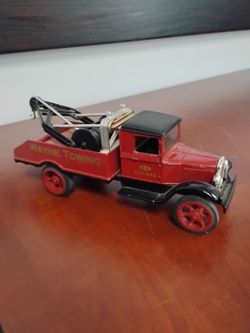 Vintage ERTL Wayne's Towing Bank with key Good Condition Collectable