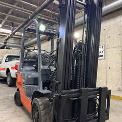 TOYOTA M8 forklift,6600 lb, 3 stage, side shift 