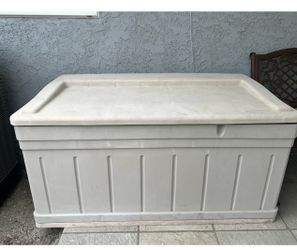 Suncast storage box/ chest outdoor