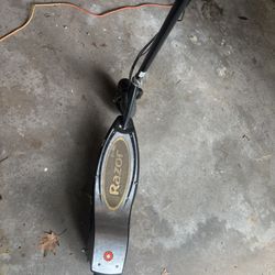 Razor E125 Motorized 24-Volt Rechargeable Electric Scooter, Black