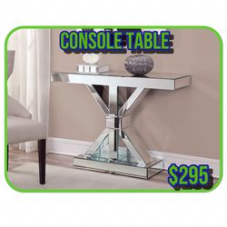 Beautiful Console Table in Offert (930009)