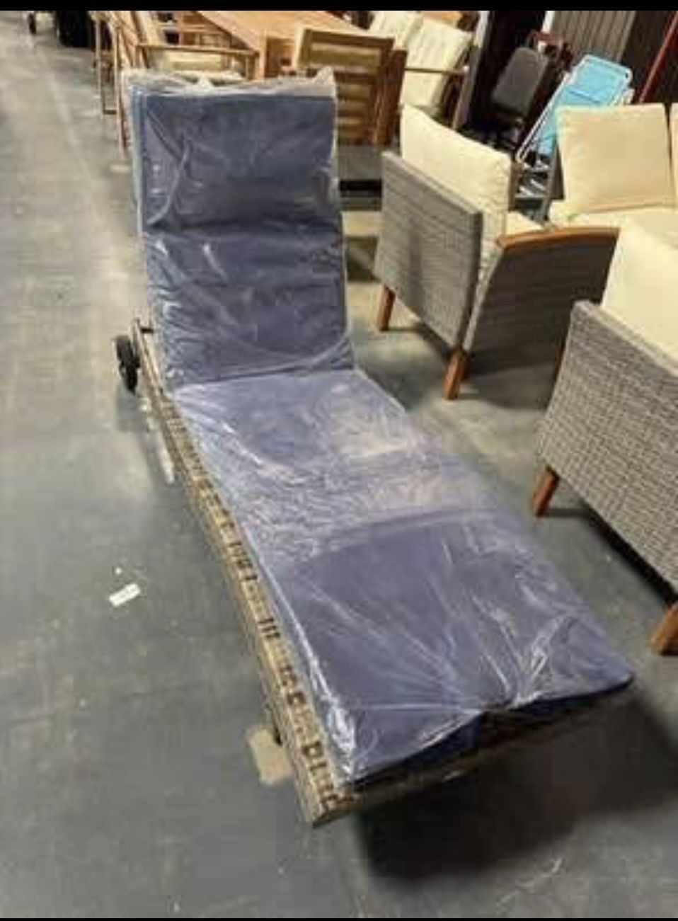 Assembled New ONLY ONE Beach Lounge Chair Chaise Reclining on Wheels + Cushion