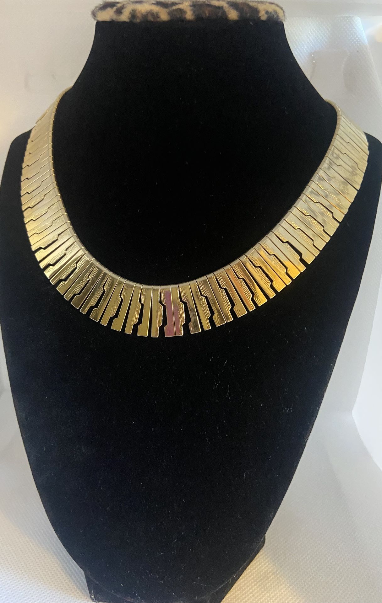 Vintage 1970’s Cleopatra Chocker Necklace Textured Polish Goldtone Metal High-End Piece