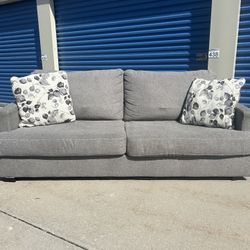 FREE DELIVERY 🚛🚚🚛 beautiful Gray Couch