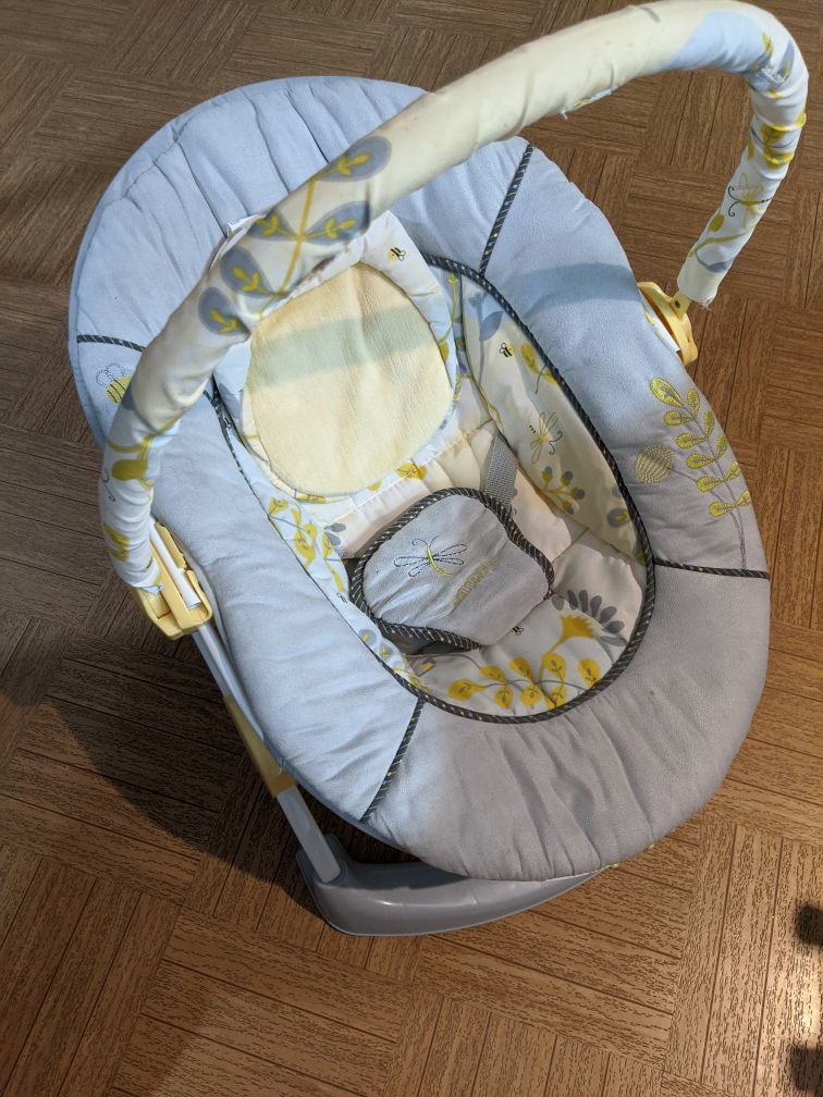 Baby seat with vibration and sounds