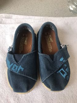 TOMS shoes size 4