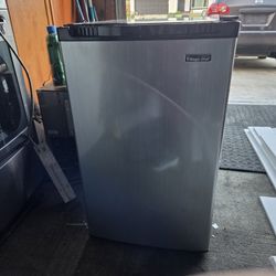 Magic Chef Stainless Steel 3.5 Cu. Ft. Refrigerator 