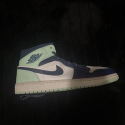 Jordan 1 Mids Size 10