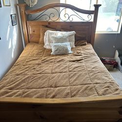 Wood Queen Bedroom Set 