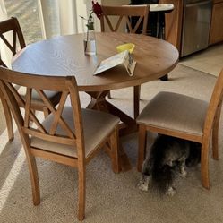 Dining Room Table & Chairs 
