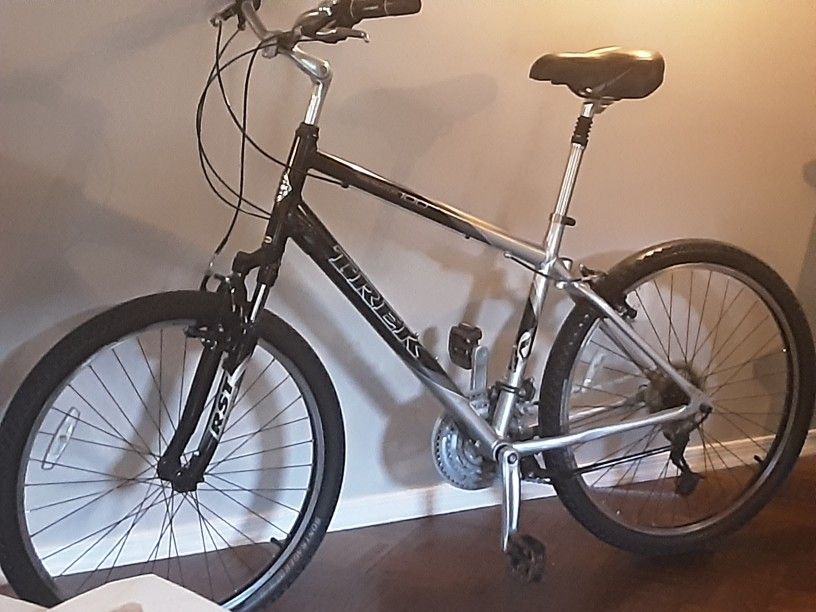 Amazing Condition..... trek NAVIGATOR100 MENS L .... Comfort Hybrid Bike 