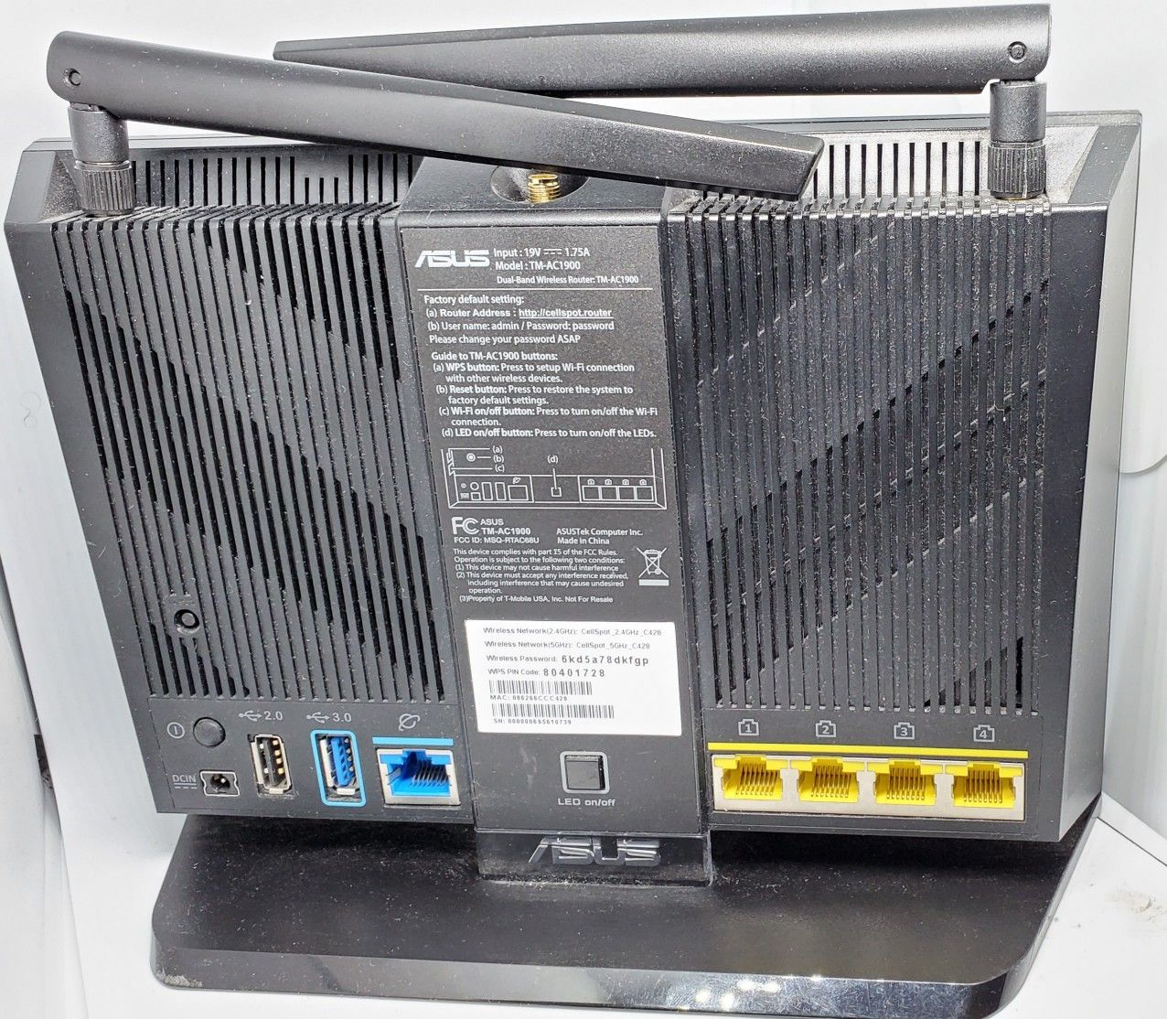 Asus router with two antennae