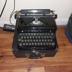 Royal  Antique Typewriter 