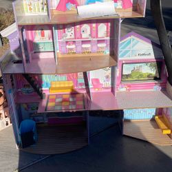 Doll House And Accessories 