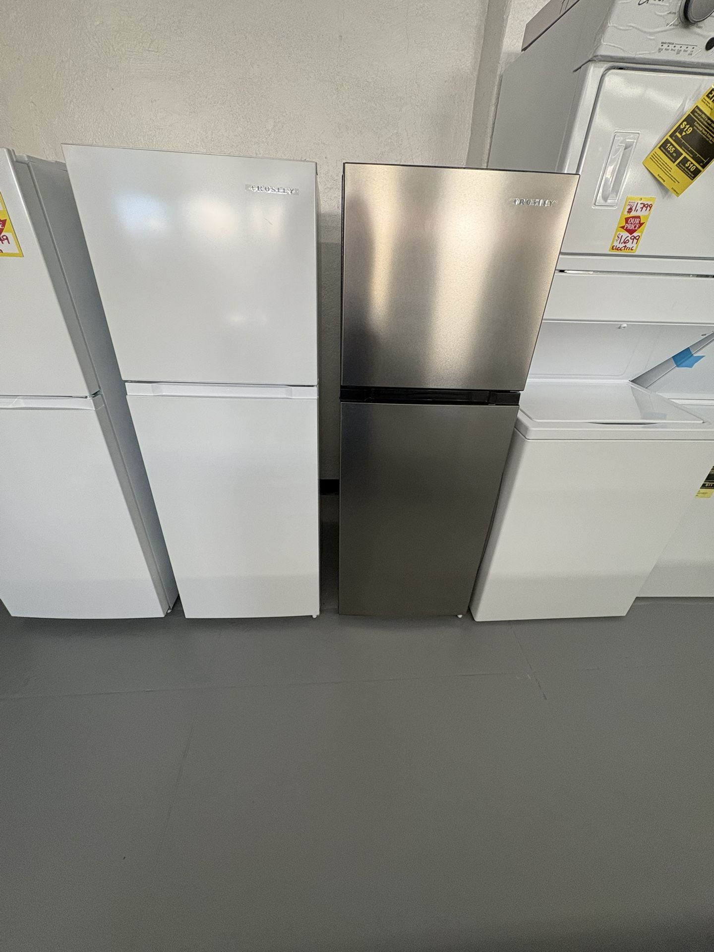  CROSLEY.  22”  10.1 Cu Ft Capacity Top Freezer Refrigerator 