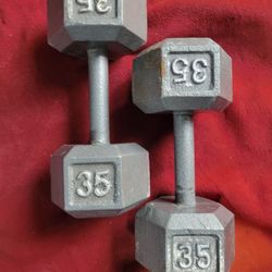 SET OF 35LB.  HEXHEAD DUMBBELLS TOTAL 70LBs 
11525 S HALSTED DUNKIN DONUTS/7111.S WESTERN WALGREENS 
70$  CASH ONLY AS IS 