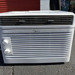 Midea Window Air Conditioner – Works Great – Clean & Ready to Use