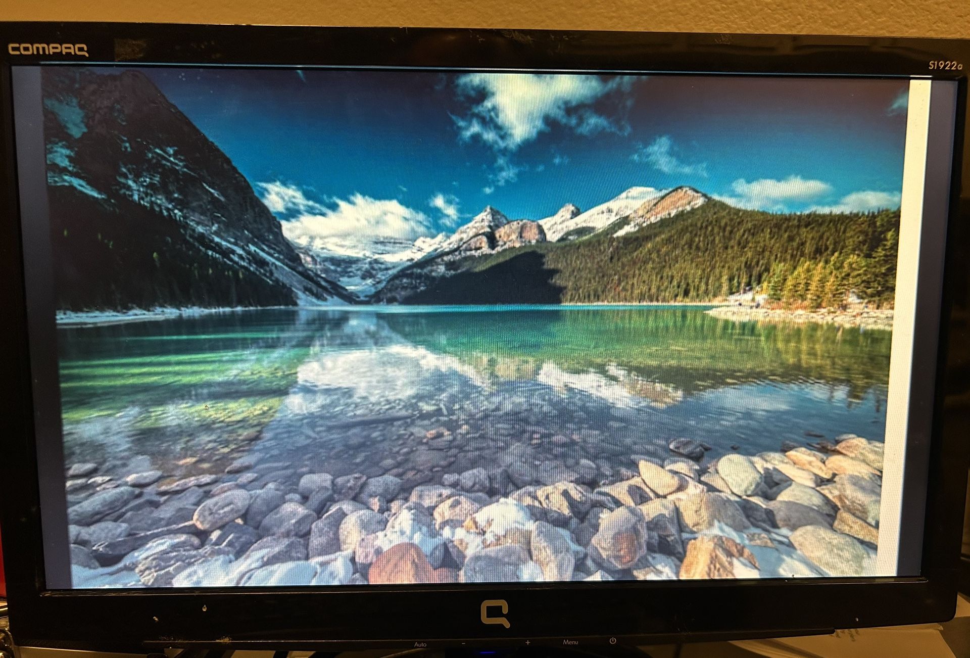 Compaq 18.5 inch LCD Computer Monitor - 2010 - Works - Includes Power Cable and Monitor Cable
