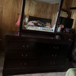 Dresser With Mirror