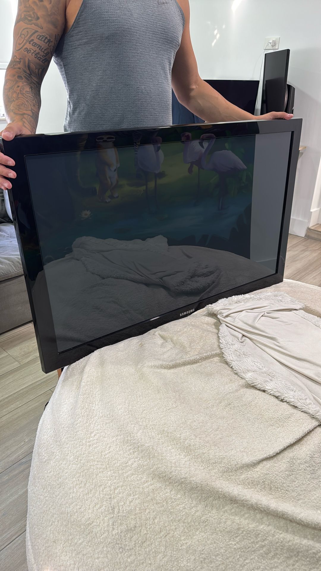 40in TV With Bracket 