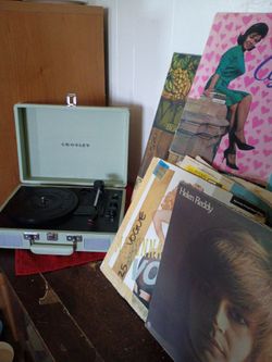 Record player plus around 70 record