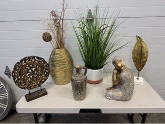 Mixed decorative items.