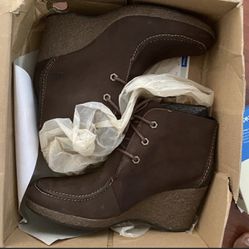 BRAND NEW NEVER WORN BROWN TIMBERLANDS ONLY $55 A STEAL!!