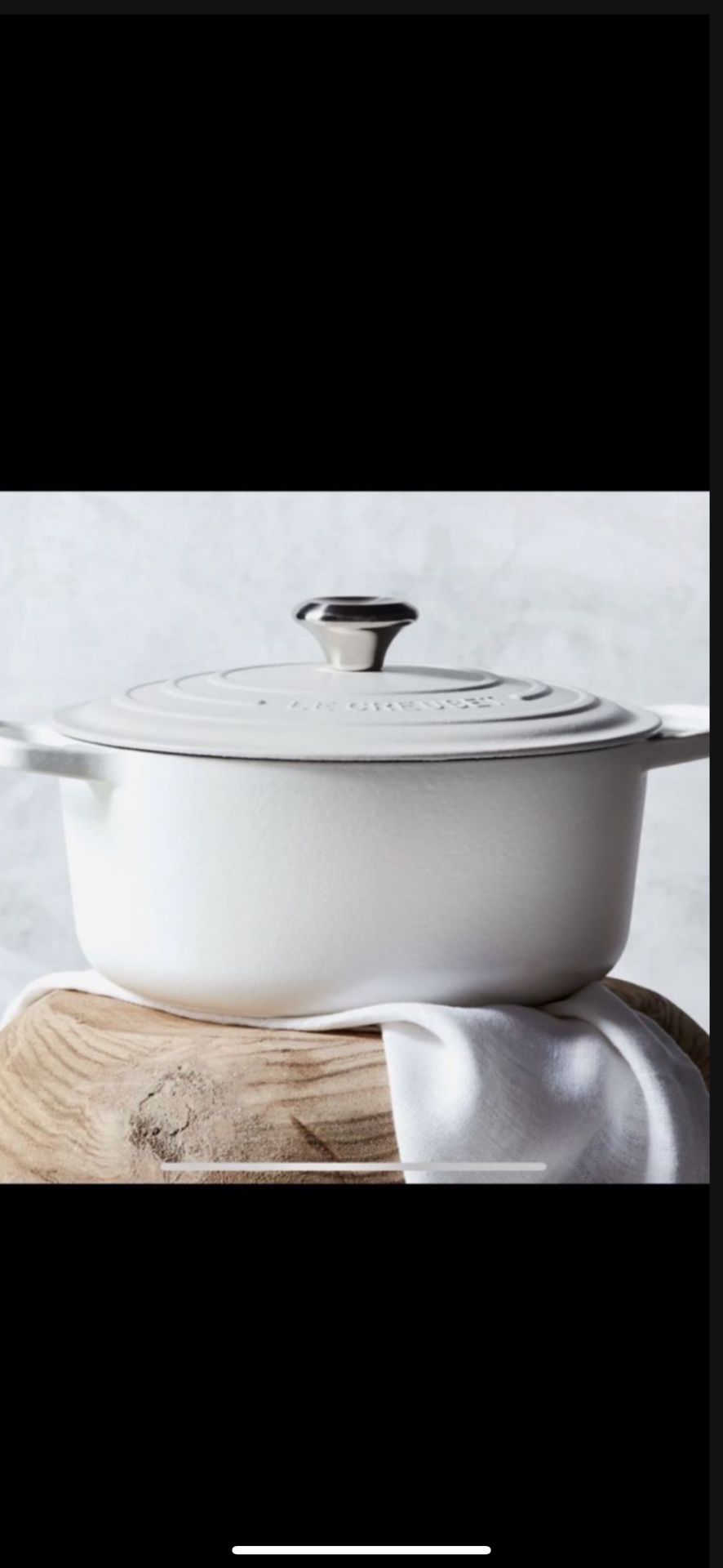 BRAND NEW WHITE LE CREUSET DUTCH OVEN.