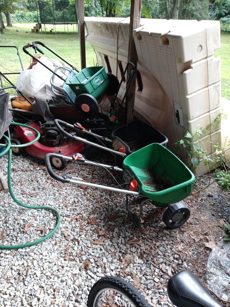 3 Scott's Seeders For Sale