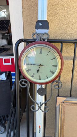 Decorative Quartz Wall Clock with Metal Stand